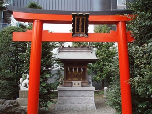 鳥居(平成十一年七月吉日建立)