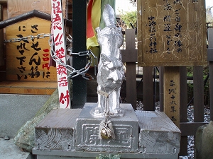 御神狐願かけ像