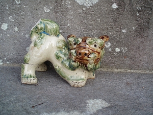 吽形(灯篭左下)