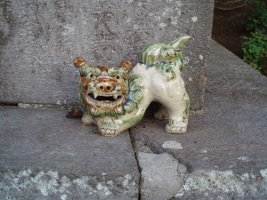 阿形(灯篭左下)