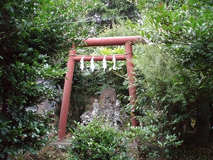 池の上にある鳥居(平成六年五月吉日建立)