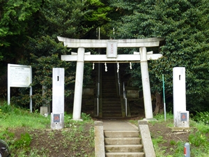 鳥居(昭和十七年十一月吉日建立)