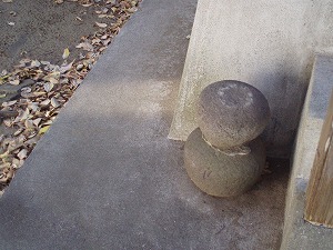本殿横の石(左)