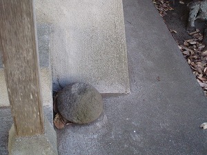 本殿横の石(右)